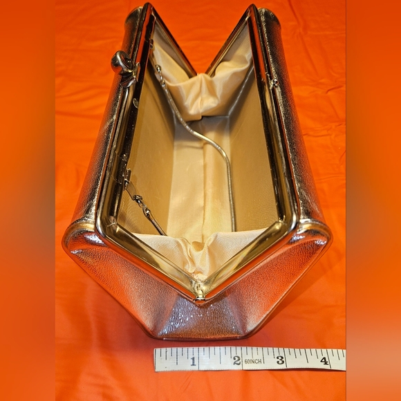 Silver Metallic Envelope/Box Clutch Vtg w/Hidden Silver Serpentine Mini Chain - Picture 8 of 10